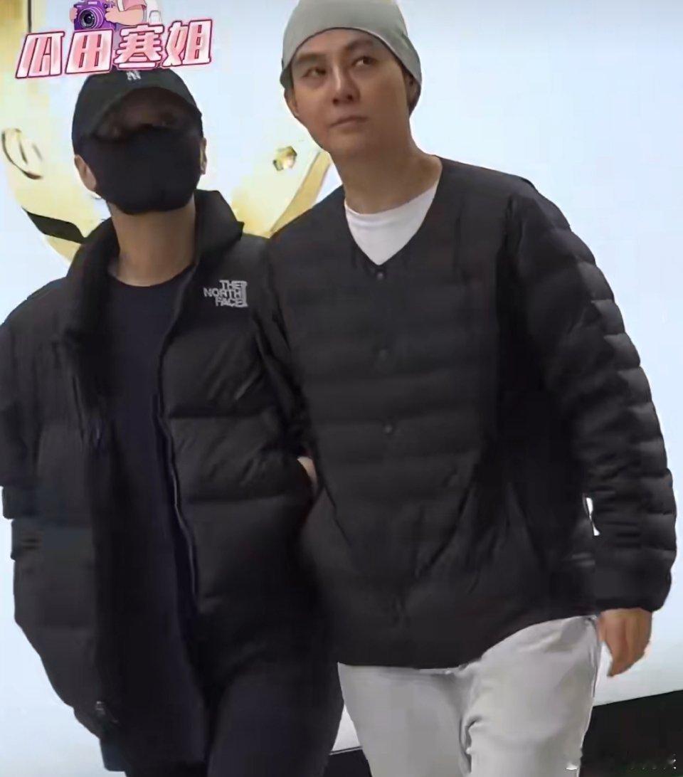 阿娇和皇甫圣华挽手逛街这个皇甫圣华长的也太像那个谁了，是巧合吗[疑问] ​​​