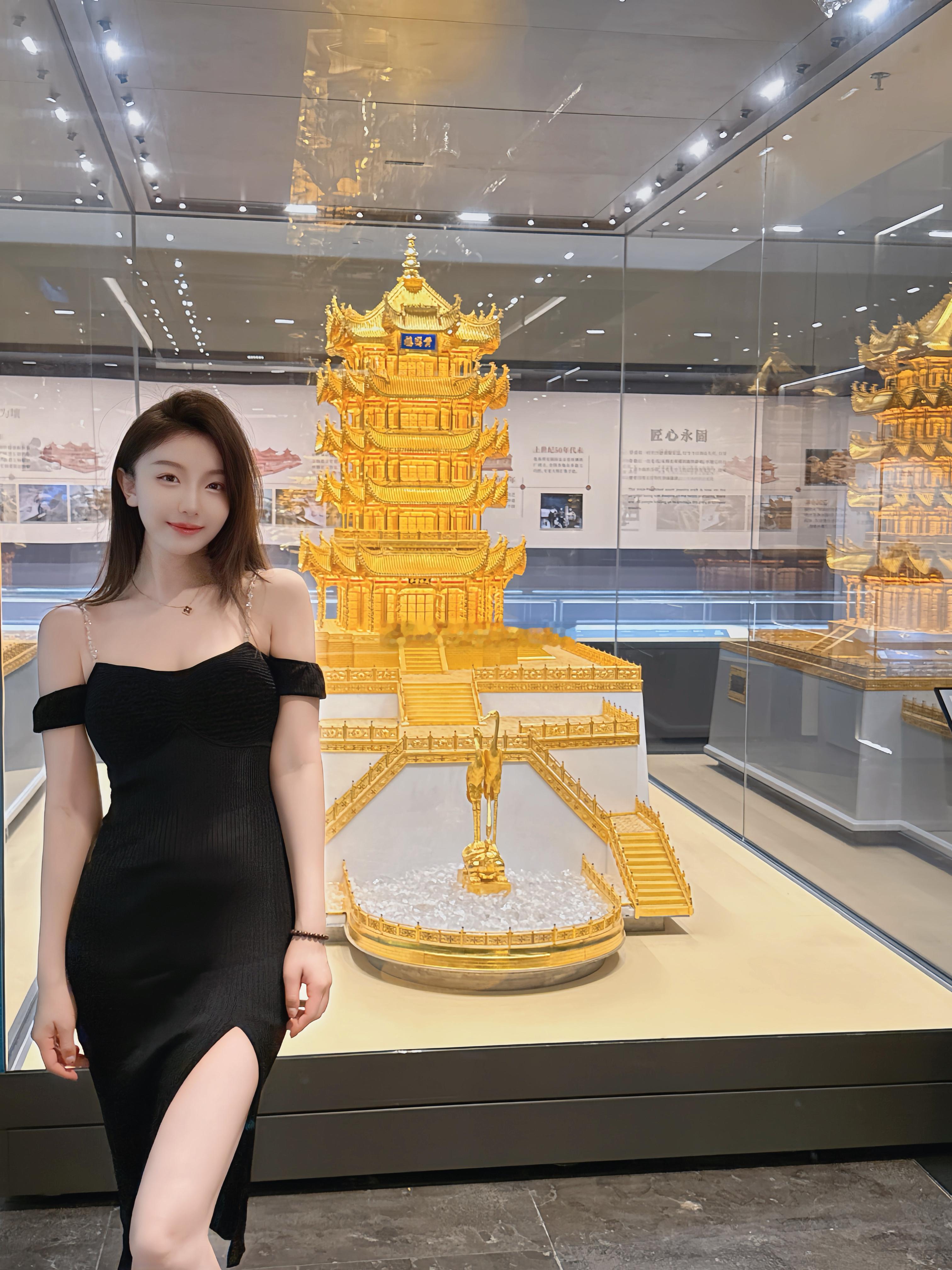 喜欢金灿灿的展👑 