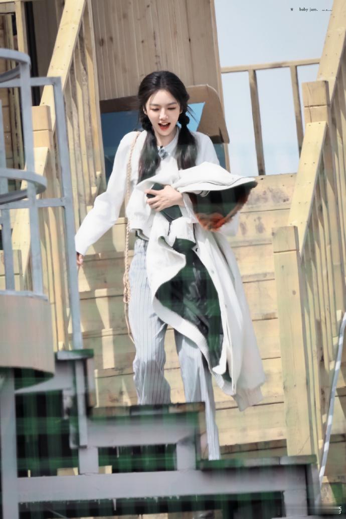 蔡文静 清纯女大 蔡文静双马尾造型超元气，标志的兔子笑超治愈，搭配上清新简约的穿