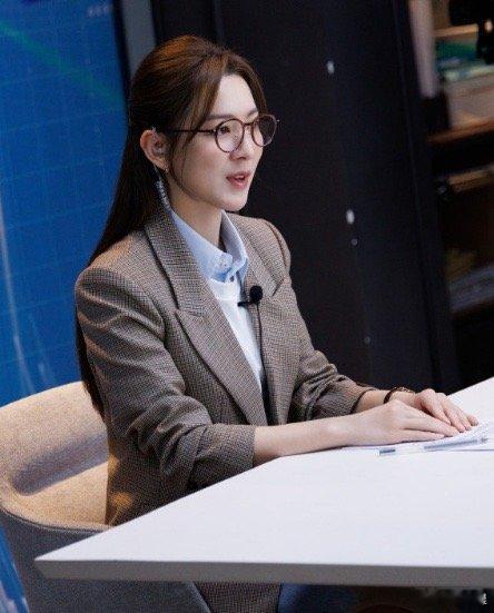 平权、劳动者权益等话题贴近当下，新闻理想的高频出现却显古早，毕竟现在很多媒体连新