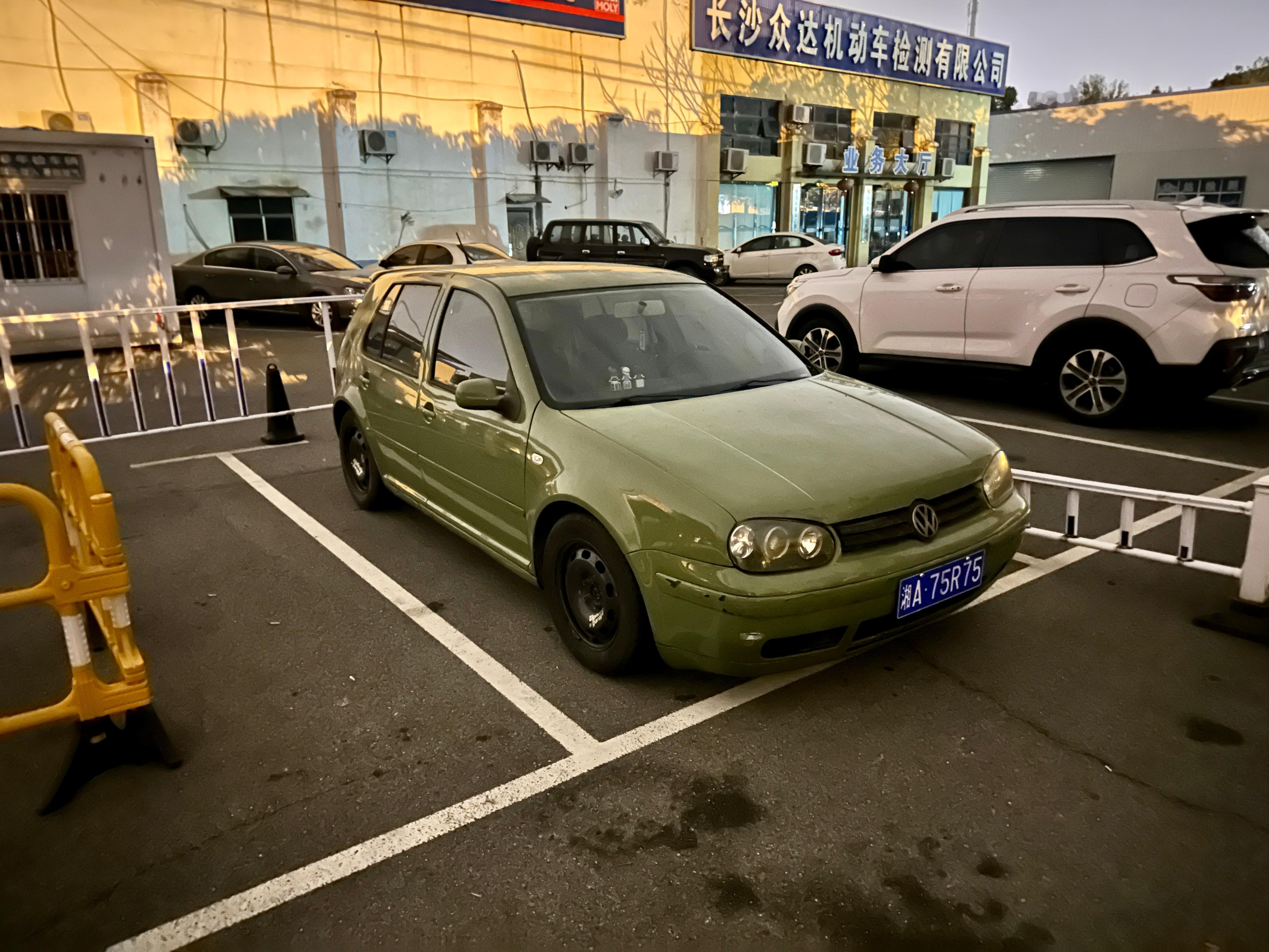 小甜甜和牛夫人。原来它不是不好开，只是我平时不开。除了挺久了有点漏气，冷车有点缺