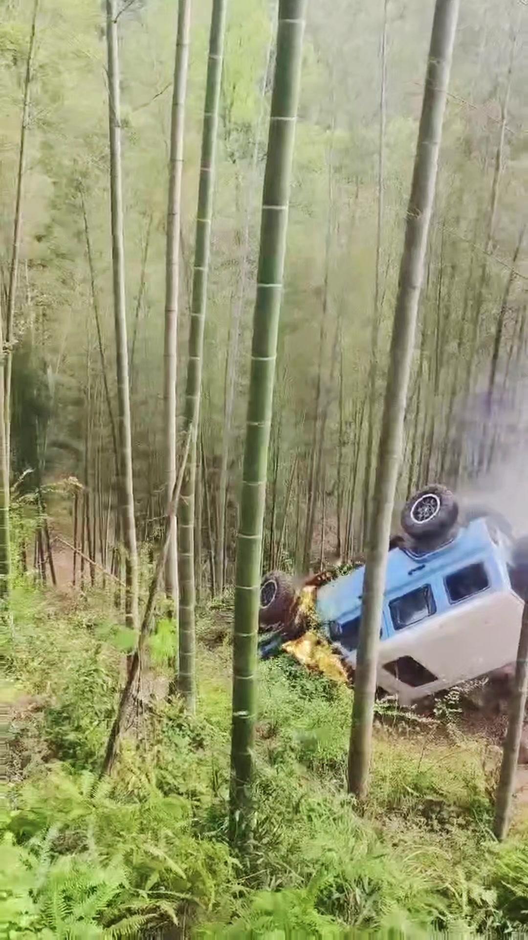 💥拜山翻车还着火？吓出冷汗了！完蛋了，碰一下就着火？太恐怖了！还好人没事，不然