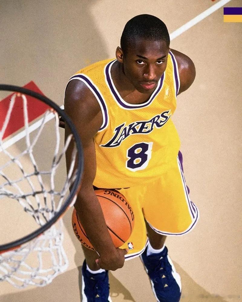 洛杉矶湖人官方Instagram更新，发布了一组前NBA巨星科比-布莱恩特的精彩