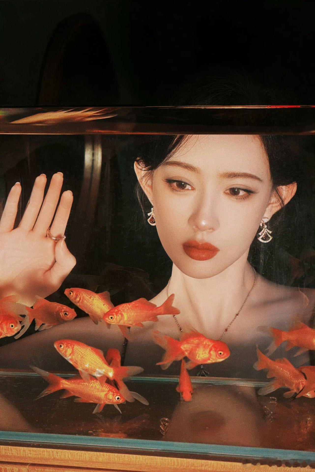 孟子义红锦鲤神女造型 孟子义在星光大赏上演“双面惊艳”！红裙是人间富贵花，眼角的