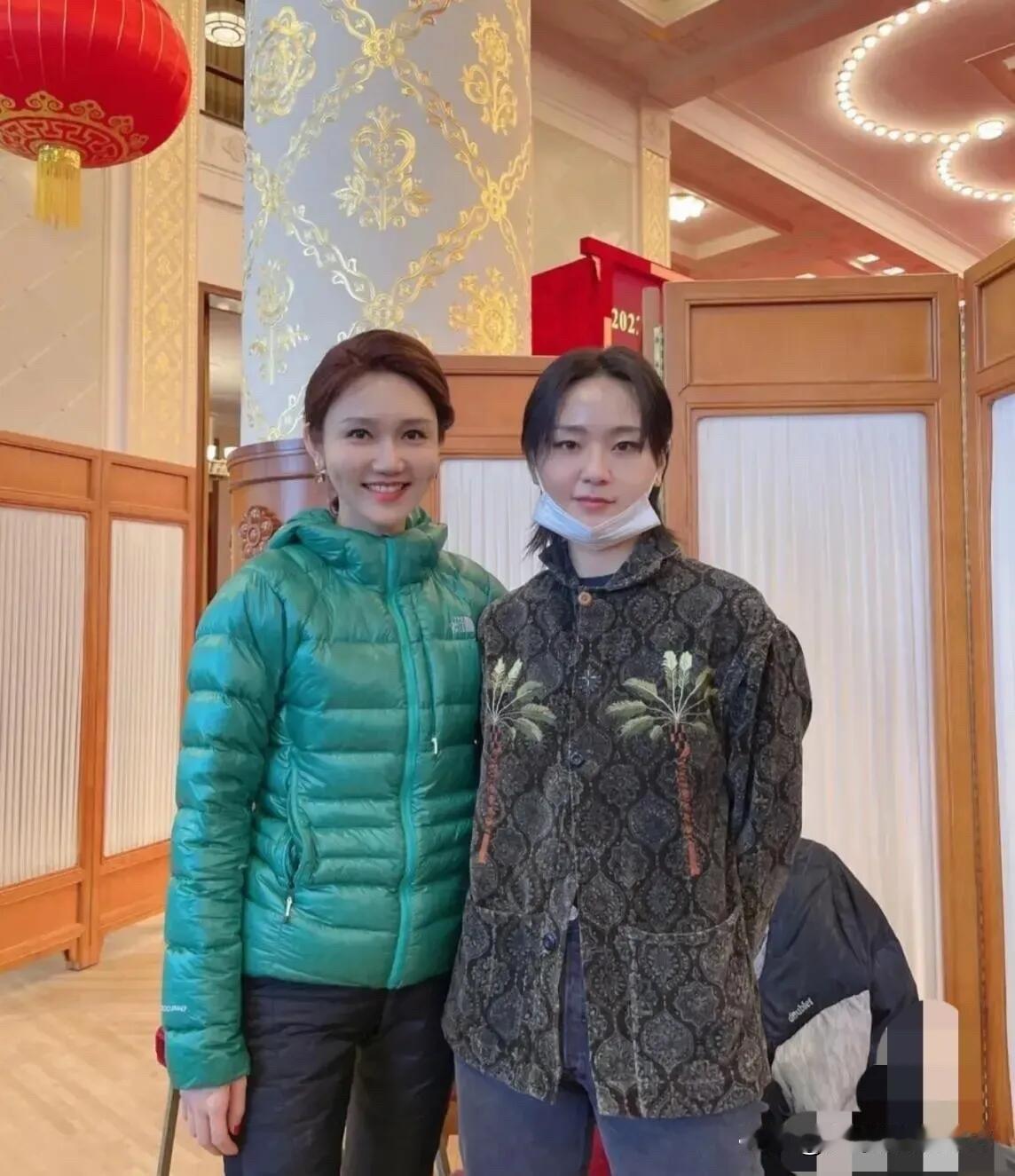 下班之后的龙洋穿着休闲装，感觉颜值也是一般般，没有旁边的这一位女歌手漂亮。大家知