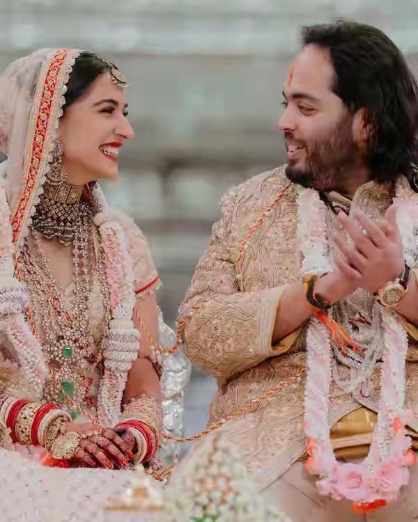 这颜值和气质，为何就看上了他呢？
谁都知道，印度首富的小儿子，娶了一个美娇娘！