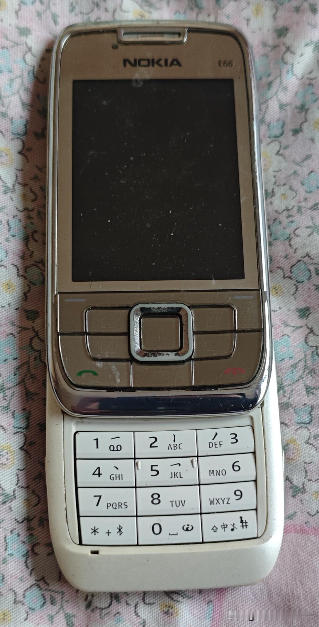 好怀念20多年前的老手机，虽然功能单一，但使用起来是那么方便
        2