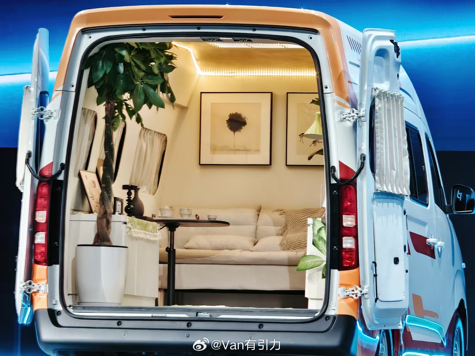 我跟摄像老伙计说搞个厢货，布置成这样当移动演播车多好，他说没必要，不如办公室方便