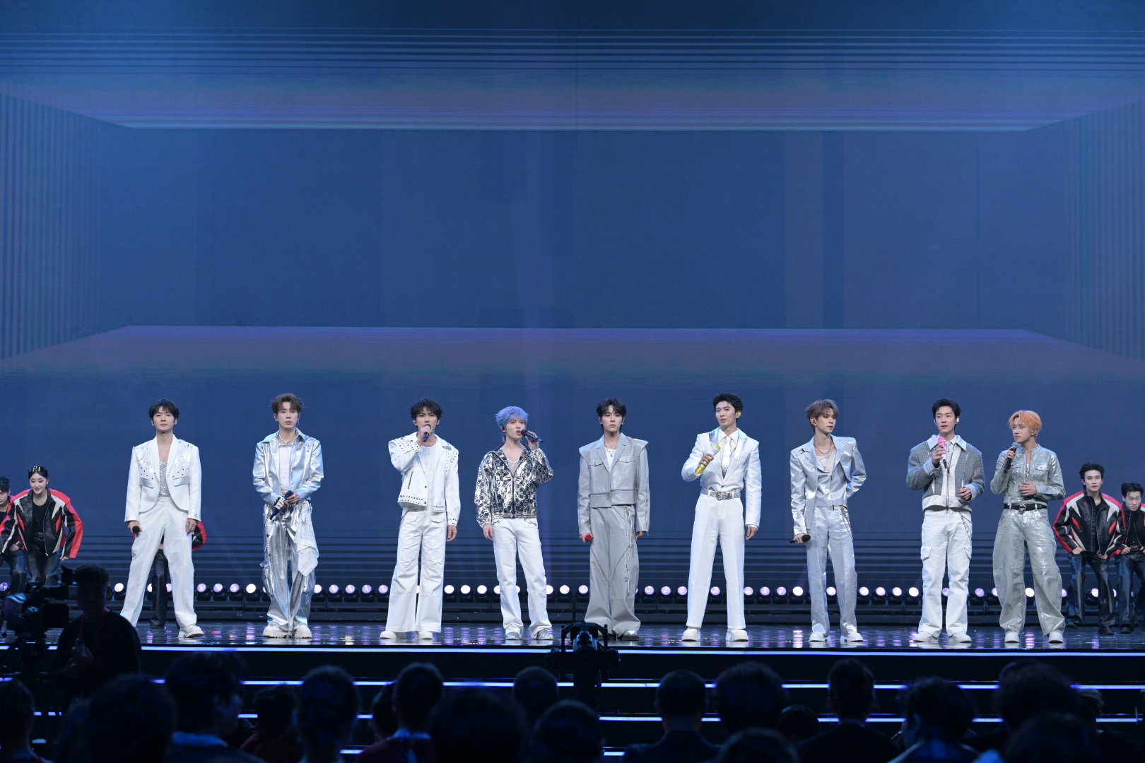 微博之夜的丰愉时刻 看到在微博之夜一起唱歌，一起看烟花。丰愉从不是独属星光的热闹