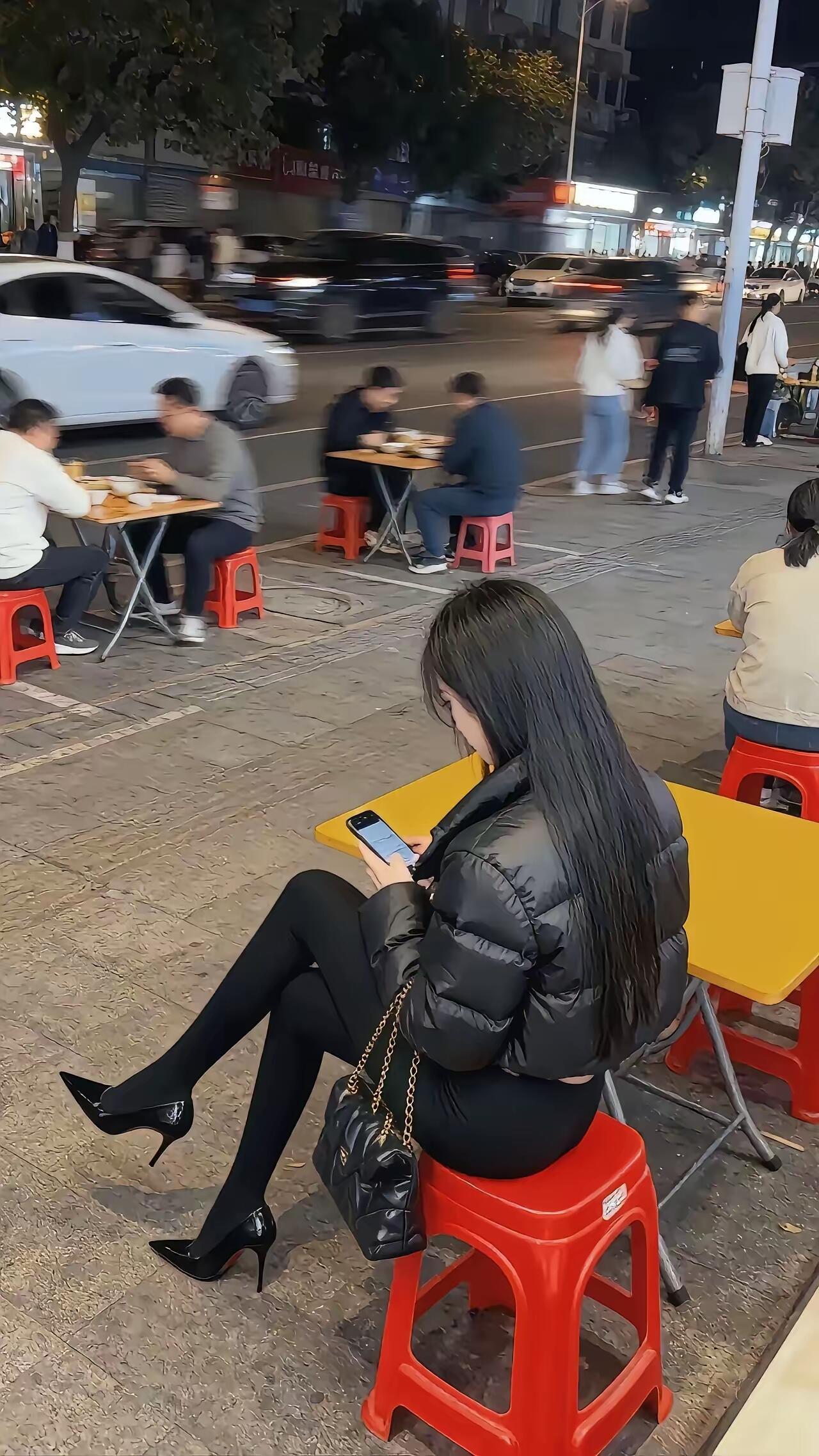 家人们，降温天的路边摊，才是成年人的“治愈结界”啊！
 
风一吹裹紧外套，老板递