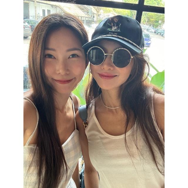 不少港乐粉丝的青春回忆里，一定有女子组合2R的身影。黄婉君、黄婉佩这对亲姐妹当年