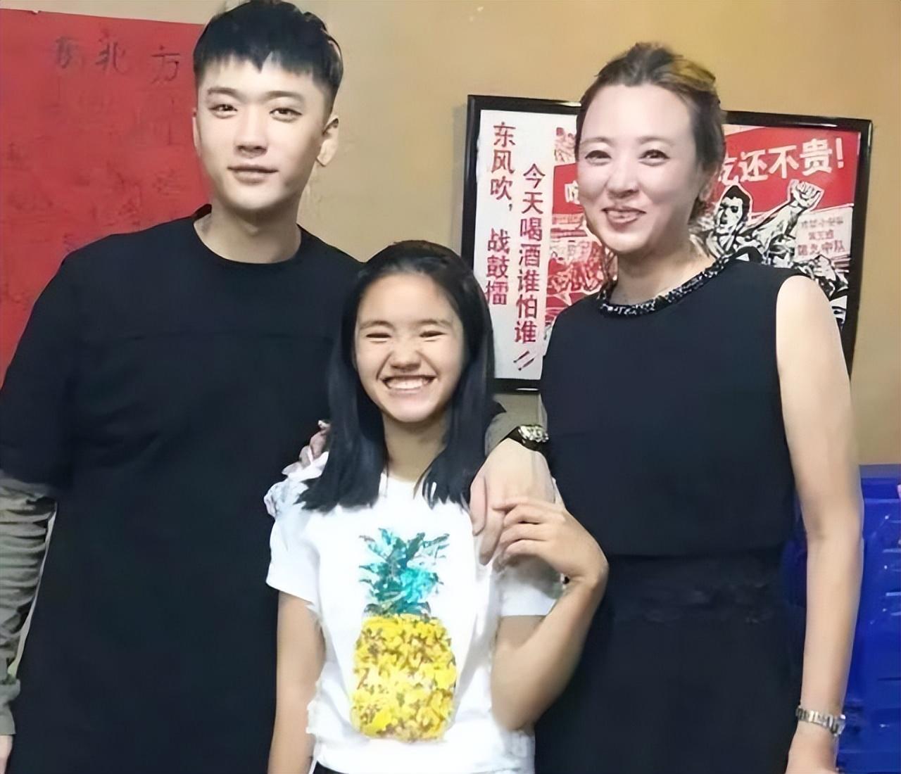老崔家和李勒优的事，估计只有UU本人能解了。
自从晋妈在直播间公开批判李勒优，不