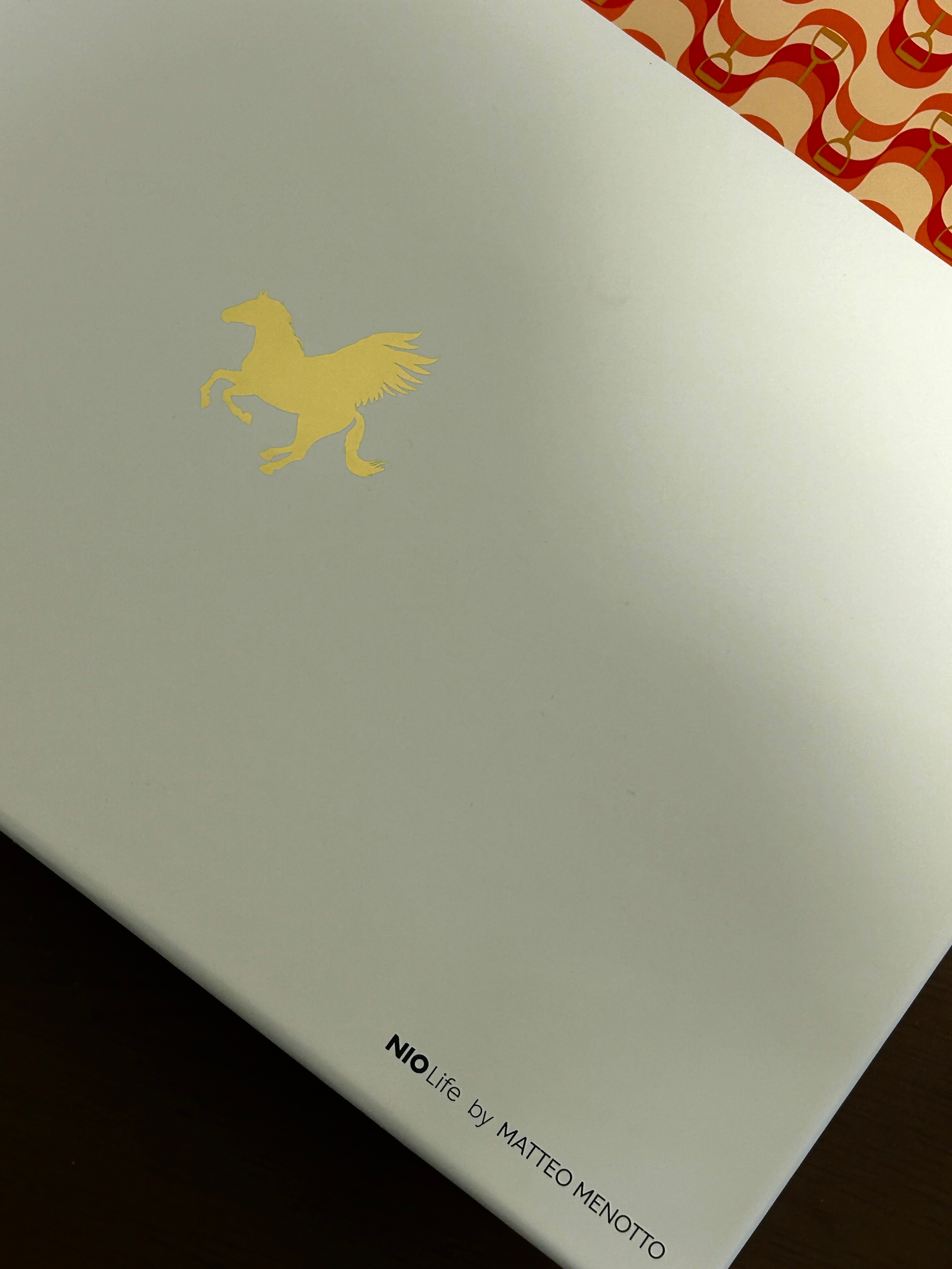 蔚来送的周边，一条和新车色一样贵气的毯子，手感巨好！！！！！m42星云红蔚来全新