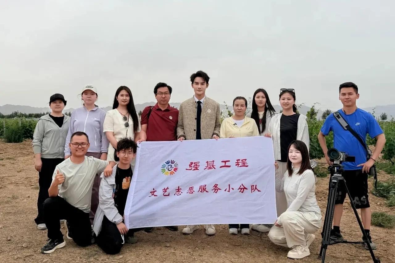 王凯作为文艺志愿者跟着小分队下沉基层，走进乡土一线，把文艺服务送到群众眼前。
 