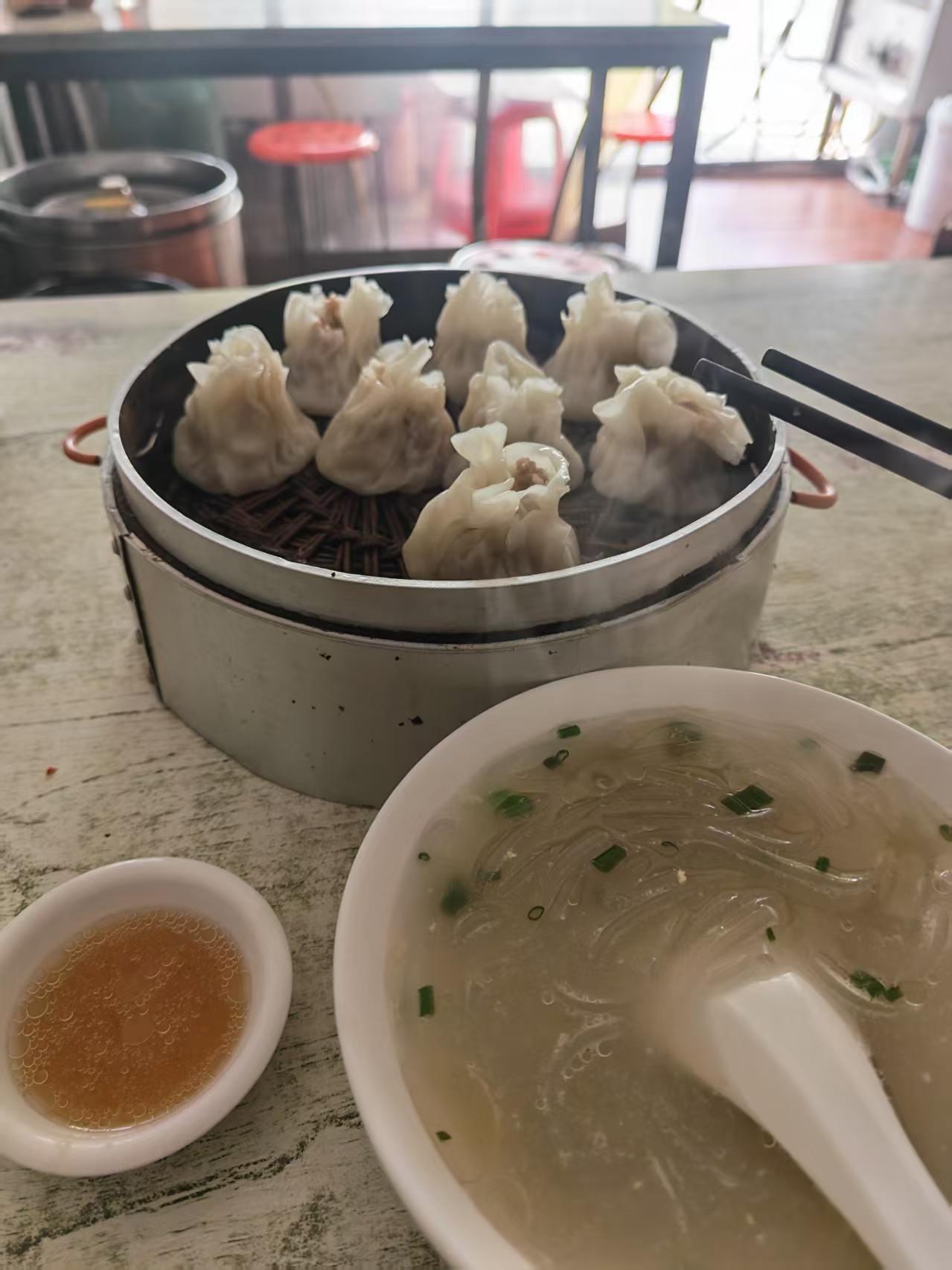 能代表嘉兴的小吃是什么？鲜肉烧卖肯定算一个，而且是网上名气最大的一个。

由于网