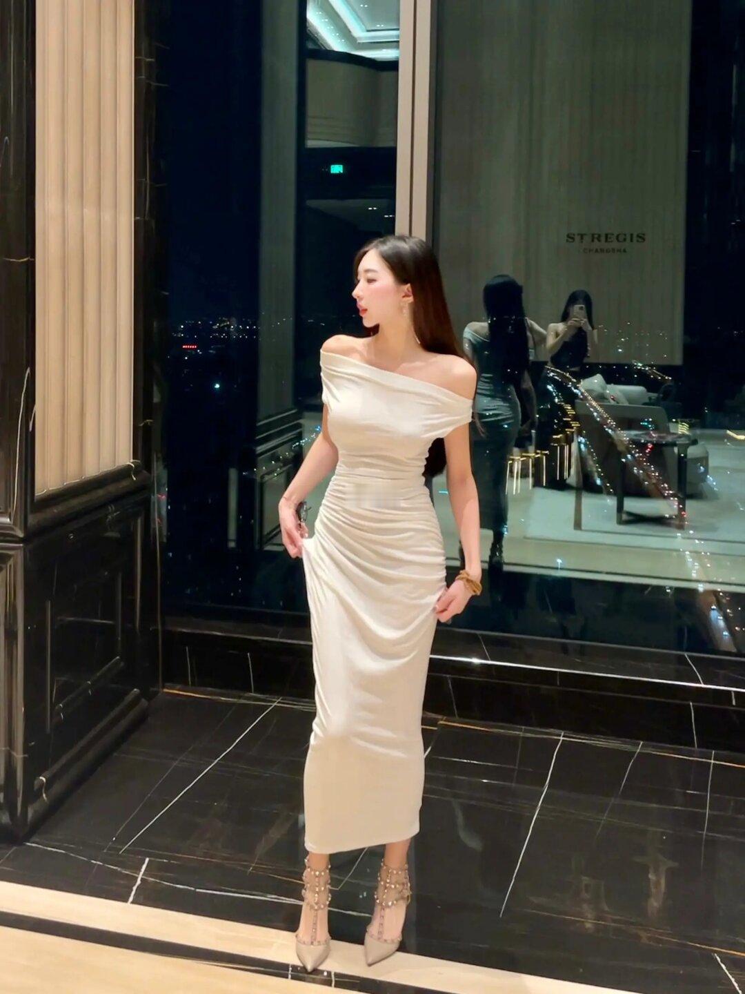 白色包臀裙真的显身材～