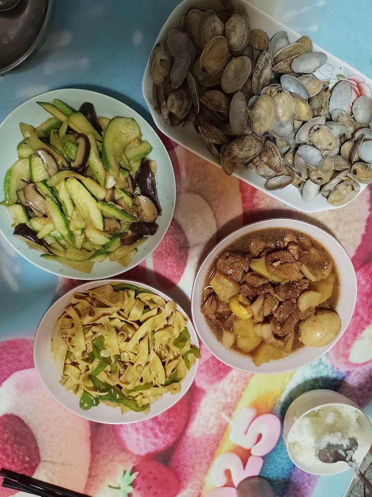 今天做了四道菜，炒茄子、花蛤炖豆腐、炒肉丝、凉拌粉丝，都是家常口味，卖相虽然一般