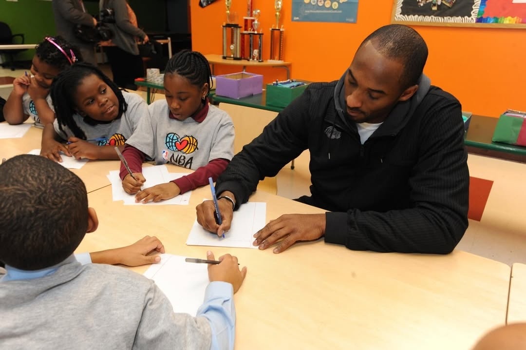 Kobe in the community with NBACares📸：ad