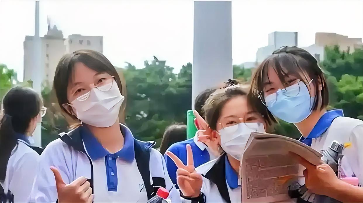 平时物理稳定80分的中等学霸,从考场出来后说—— "最后两道大题,我连题目都没读