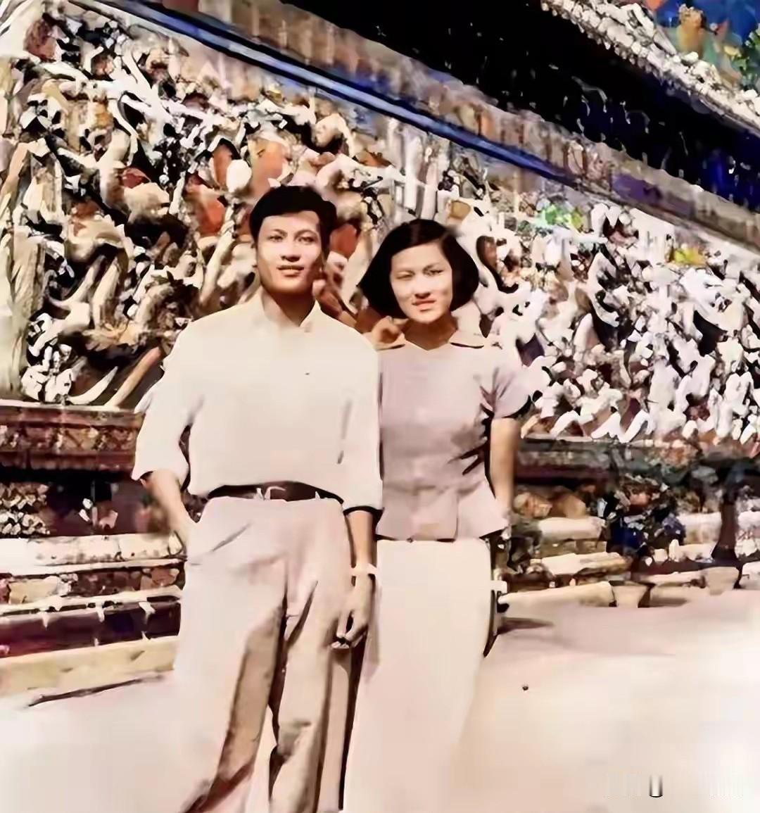 章含之在1956年和男友洪君彦在北京的这张留影里，美得让人眼前一亮。21岁的她气