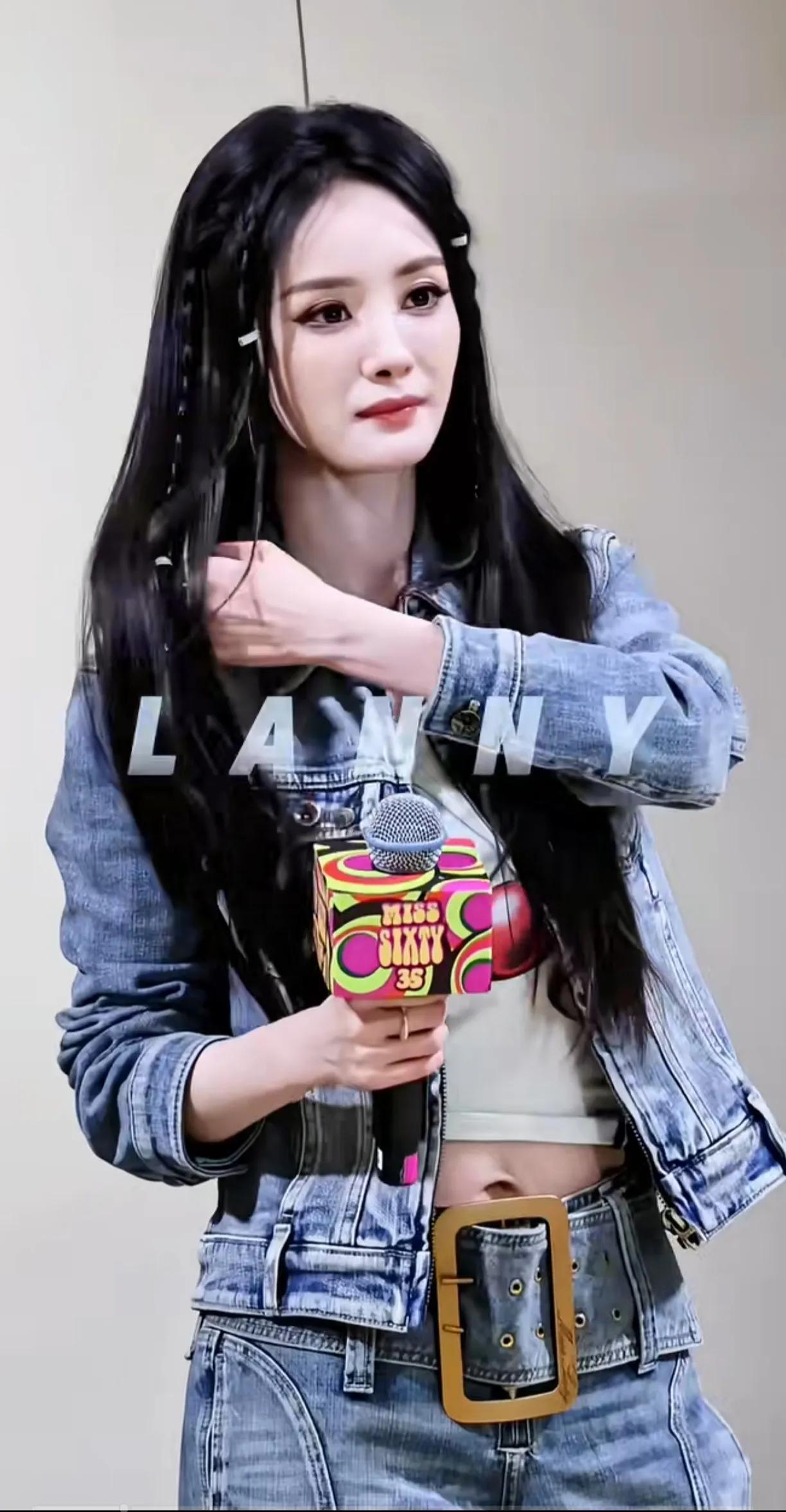 杨幂也太白了，身材管理的很好。