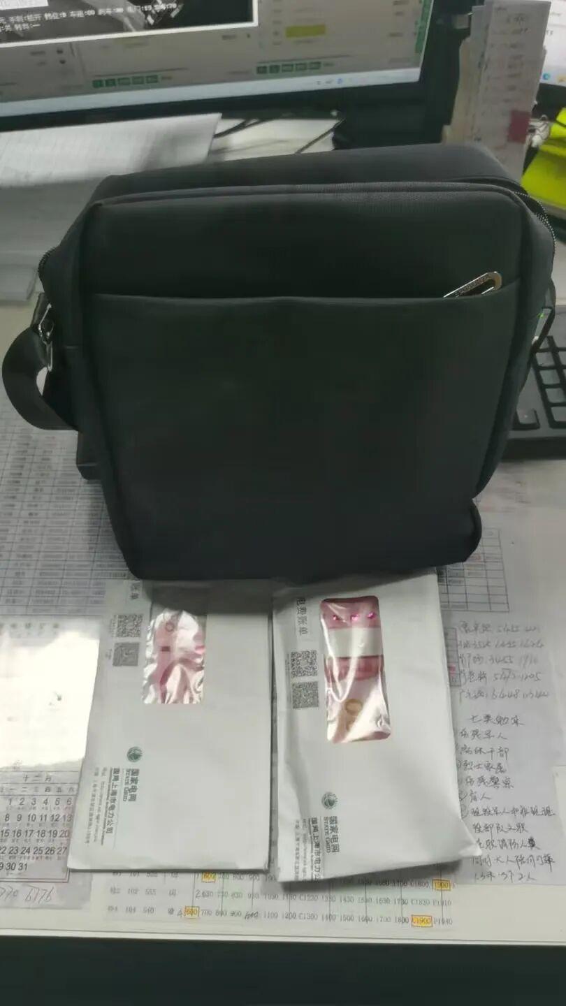 【老伯遗落万元“看病钱”，公交公司员工当天归还】日前，年届七旬的谢老伯乘坐958