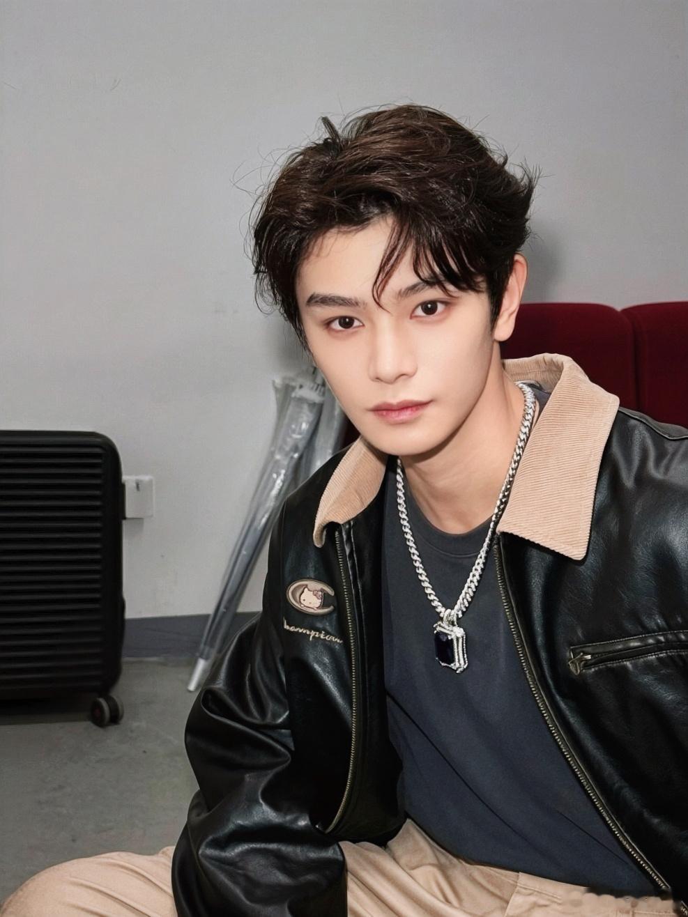 没想到还能看到笑兮兮机场这套衣服的照片😍 ​​​