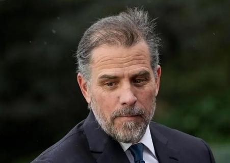 全美都听愣了！那个曾经官司缠身、最后靠总统父亲特赦的亨特·拜登，如今竟然松口：自