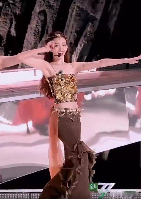 罗予彤舞娘直拍眼神杀乘风2025罗予彤的舞娘直拍太炸了，二姐的表现力简直无人能敌