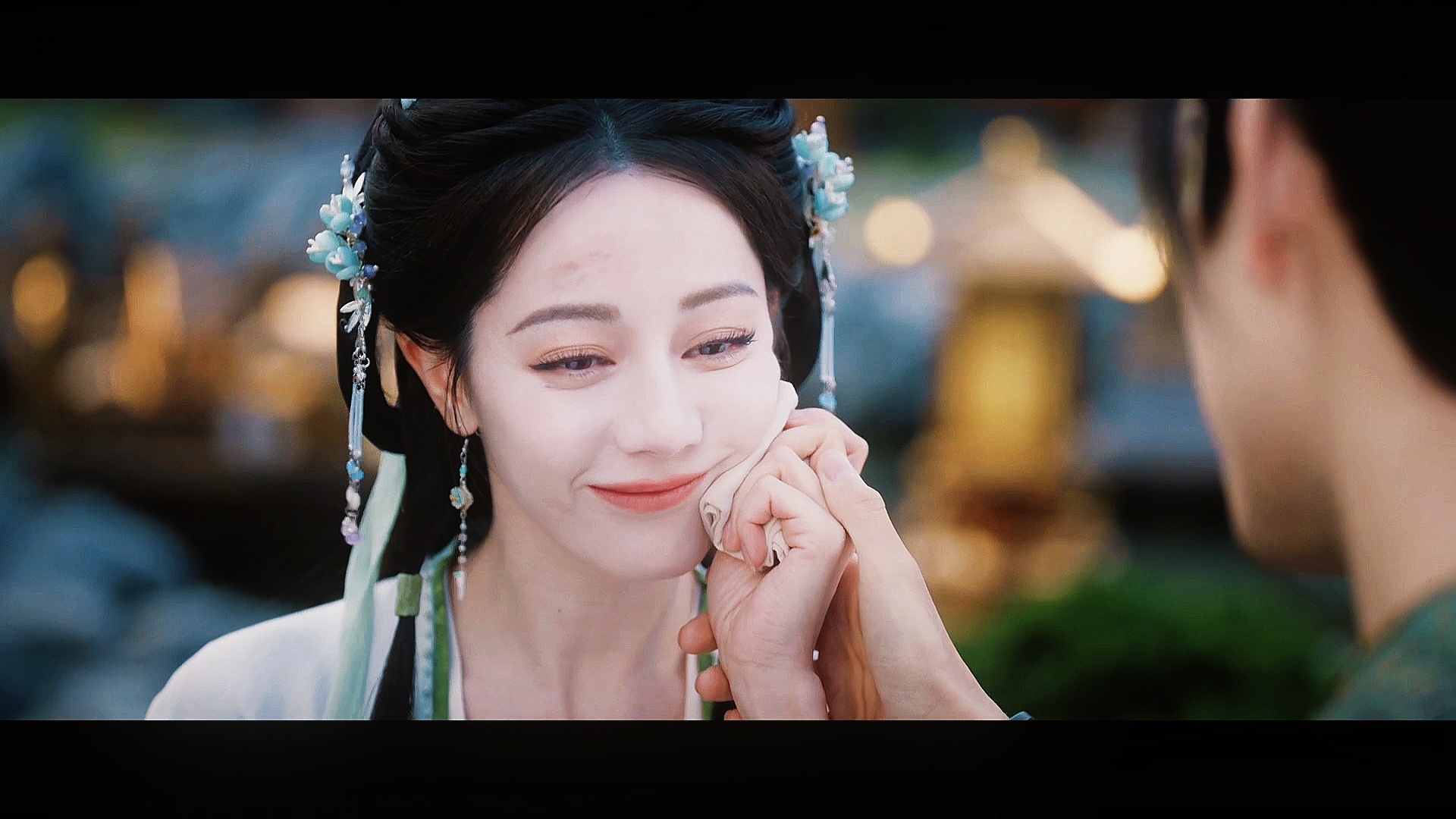 迪丽热巴脸颊肉谁不想捏捏吧😚白日提灯