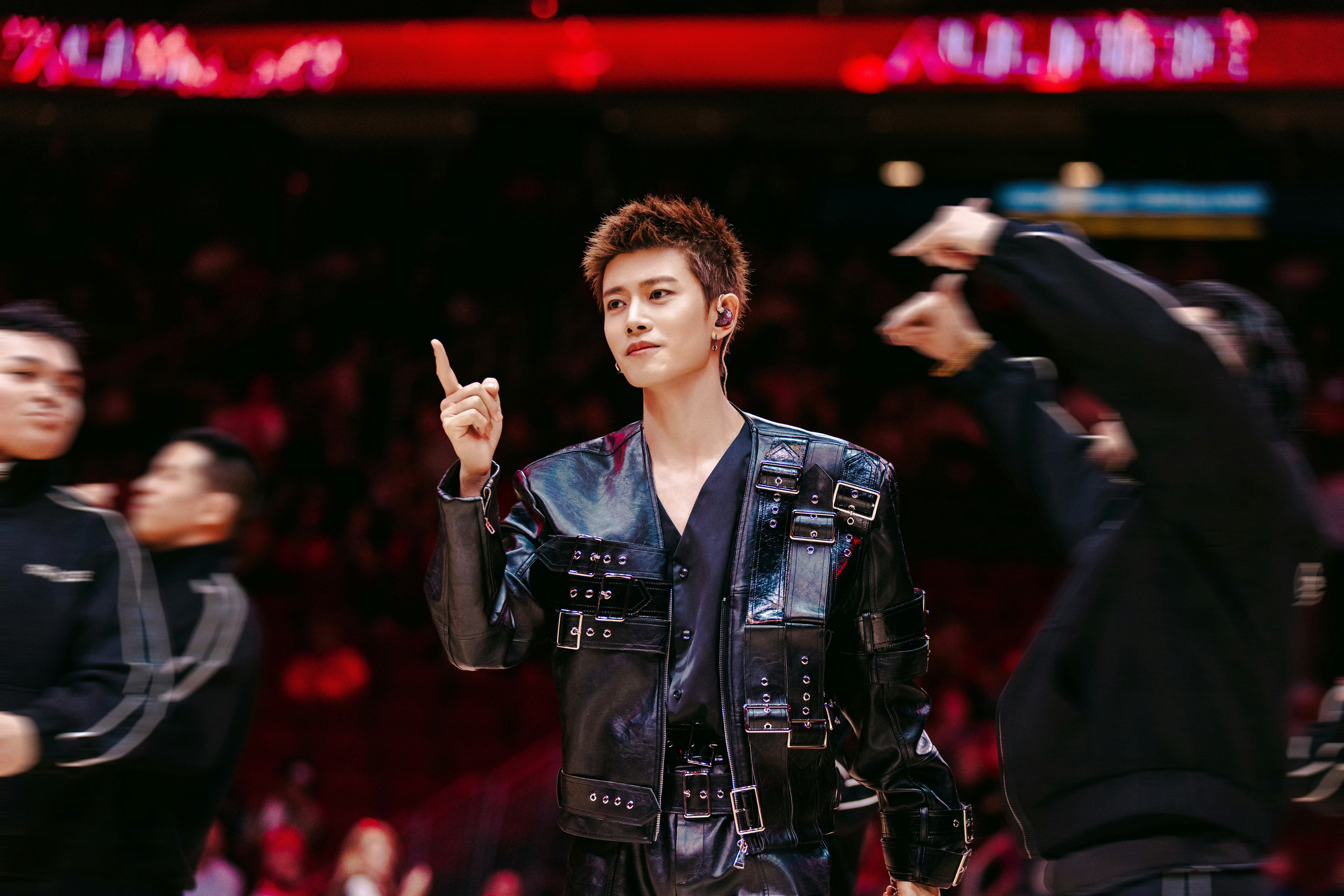 任嘉伦任嘉伦火箭主场表演嘉宾杜兰特任嘉伦互换礼物杜兰特想像任嘉伦一样帅 确认过了