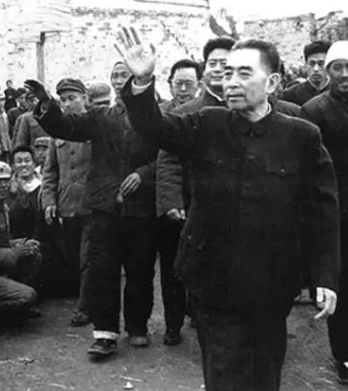 1968年，周总理刚躺在床上，准备睡觉，警卫员关了灯，正要离开房间，周总理突然开