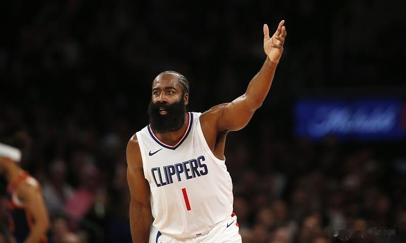 根据美媒统计，本赛季NBA干拔跳投有效命中率最高的是哈登，最低的是詹姆斯和字母哥