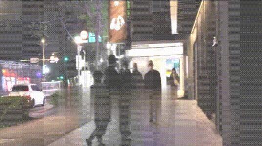 大S离世二十多天后，8岁儿子汪希箖首次被台媒拍到外出画面。

24日晚，孩子独自