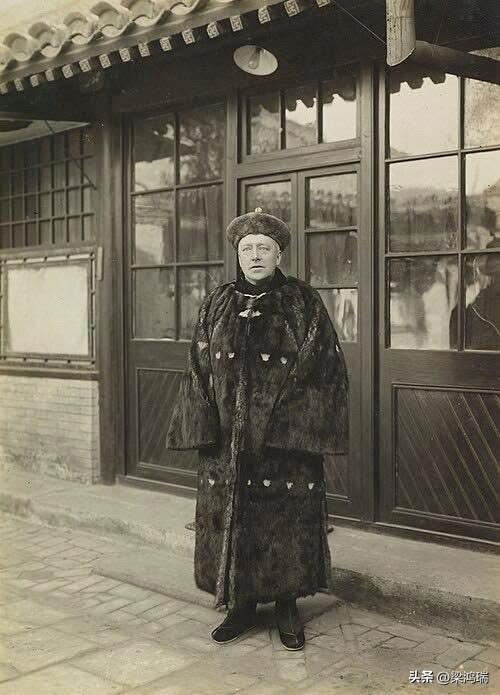 这张老照片展示的人物是庄士敦（Sir Reginald Fleming John