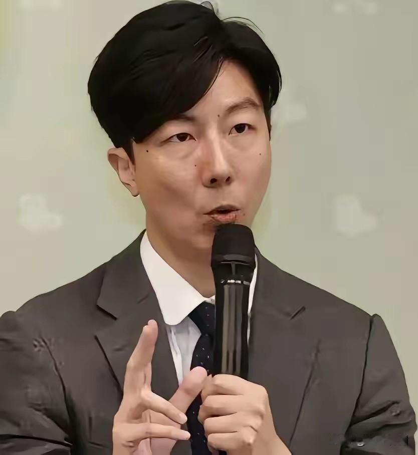 这家伙怎么长成赖清德的模样？民进党发言人吴铮尽然公开叫嚣说他不是中国人，也不乐见