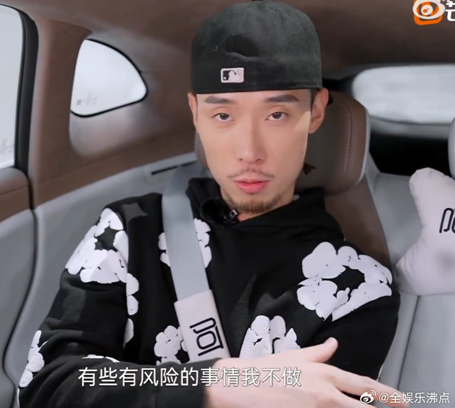 Fezzy被导演说歌词冷冰冰Fezzy最近被导演“吐槽”歌词太冷，像杯没加糖的冰