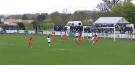 这无疑是一个遗憾的判罚！倒钩射门代表着勇敢与创造力，U16吴逸羲因此吃红，这不就