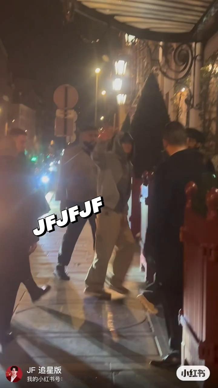 在巴黎到处被偶遇的徐明浩徐明浩你到底染了什么发色保密工作做这么好！！巴黎偶遇徐明