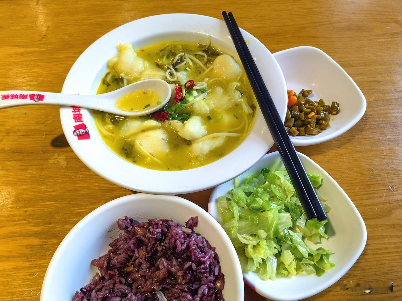 在北京吃快餐，我最喜欢的就是“南城香”。做了一个多小时的公交，来到通州北苑路口东