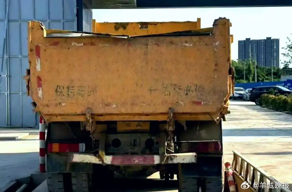 【两家违规企业“吃罚单”！广州增城整治建筑垃圾乱象】7月17日，羊城晚报记者从广