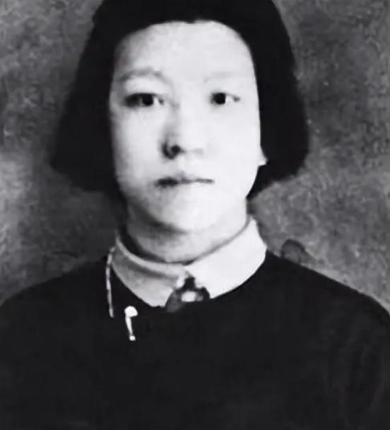 1931年，一位女共产党员被刽子手押赴刑场，面对敌人放归自由的诱惑，她仍振臂高呼