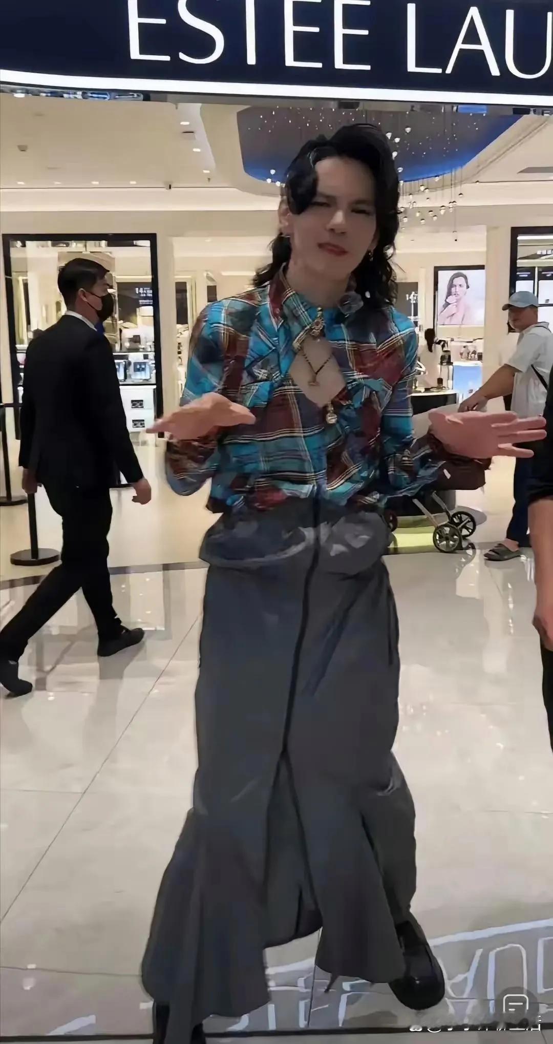 真是搞不懂，好好的富二代当着不舒服吗，非要出来作妖？这是要做陈志朋接班人？
以前