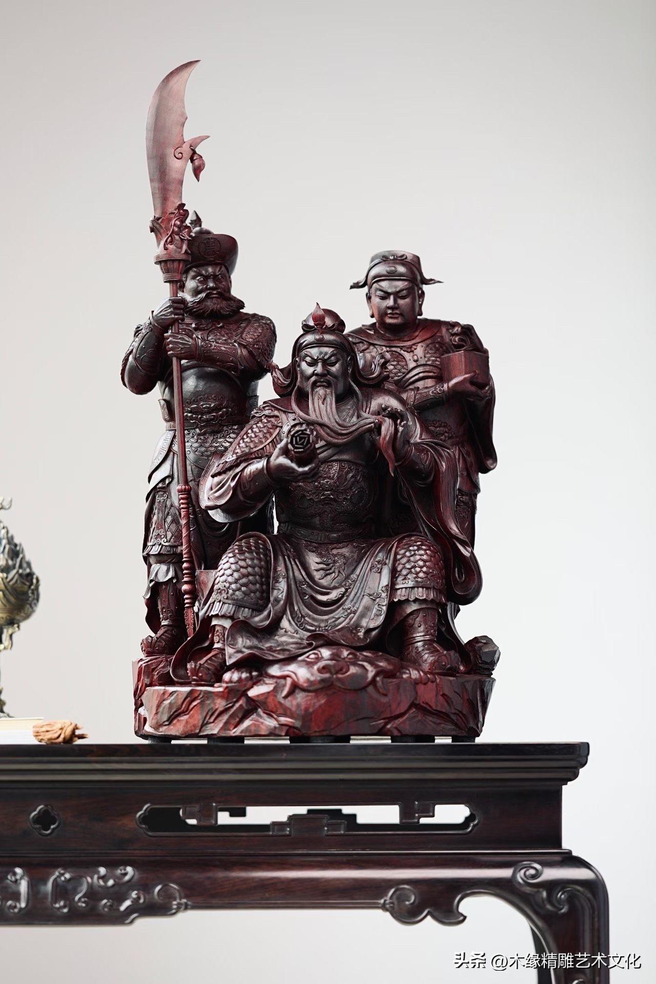 灯下展卷，静读春秋。

一块紫檀，雕出一段千古风骨。关公凝神而坐，关平、周仓侍立