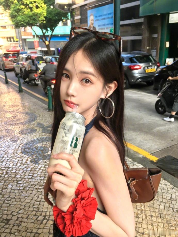 李一桐[超话] 我知道了 这是给咱们拍的澳门拍照模板 ​​​