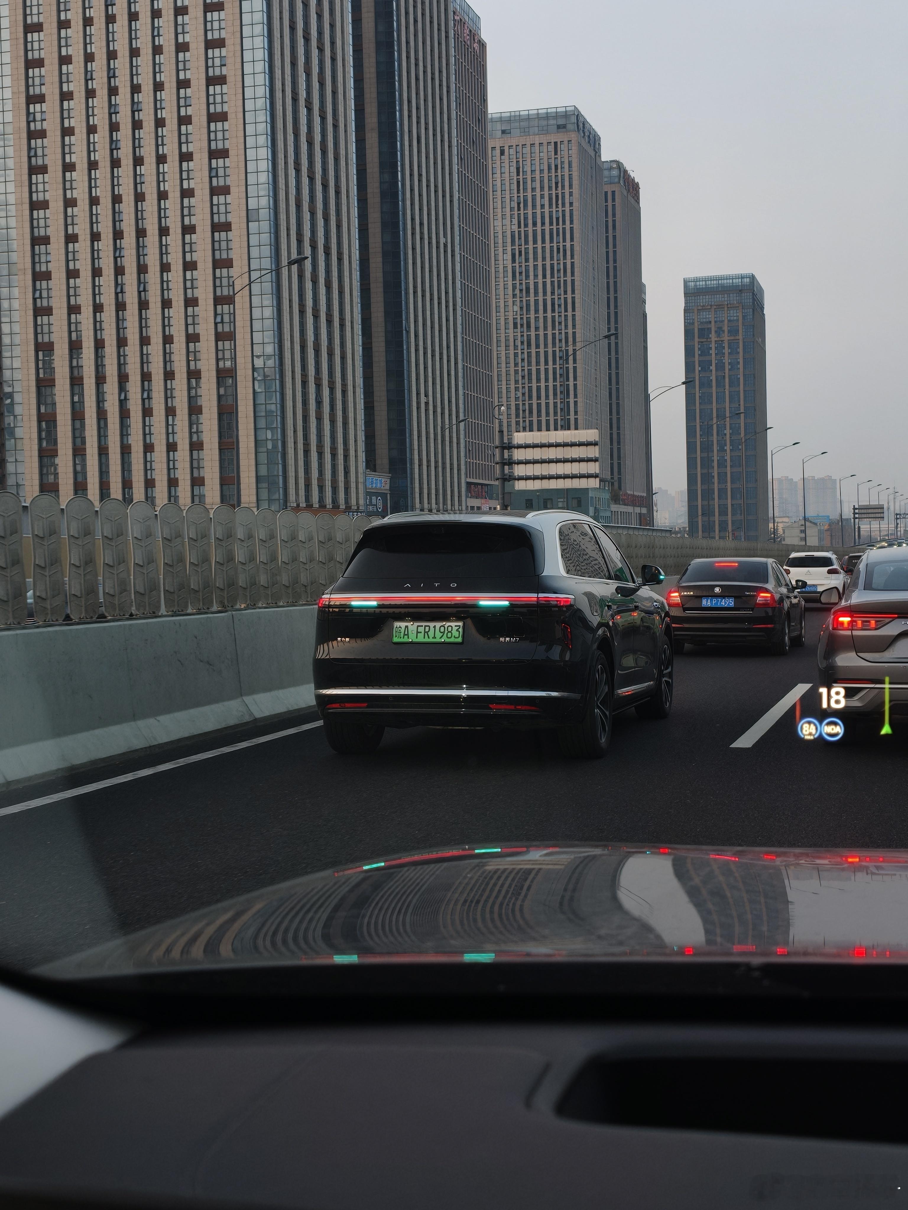 现在路上小蓝灯是越来越多了你们用智驾的时候，喜欢开小蓝灯吗？我先来，我不开因为智