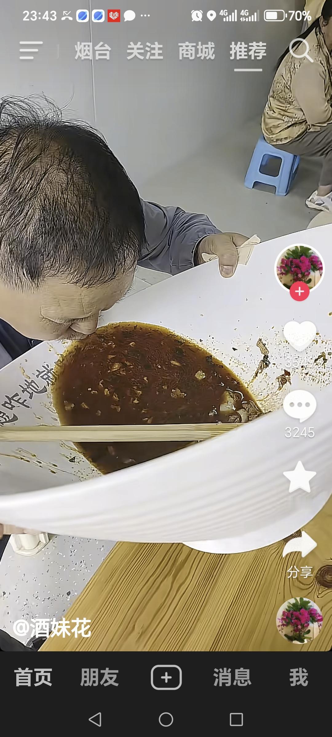 这是在抖音上看到的一幕，一家饭店用这样的大碗来招待客人，确实能把人吃饱喝足，看这