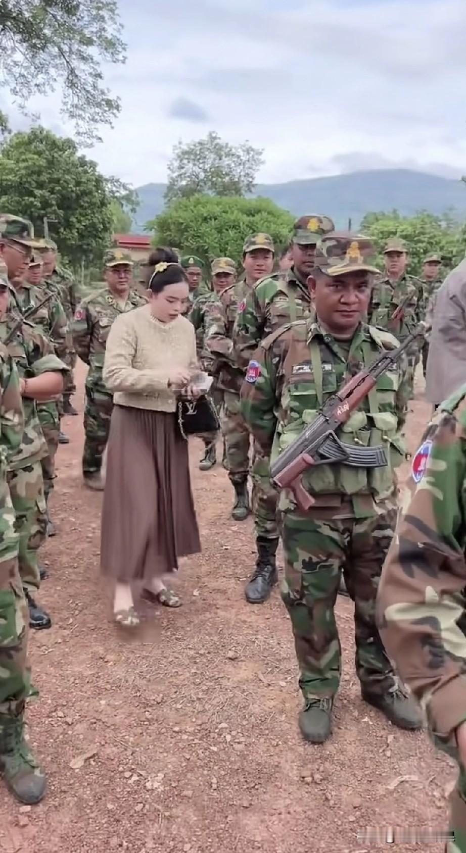 这应该是战前动员吧！几名穿着便装的女子和男子在给士兵们发钞票，这些士兵们拿着武器