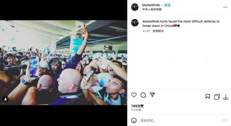 欧文抵达厦门，开启中国行！抱着棉被的欧文刚下飞机就被球迷围得水泄不通。欧文接受采