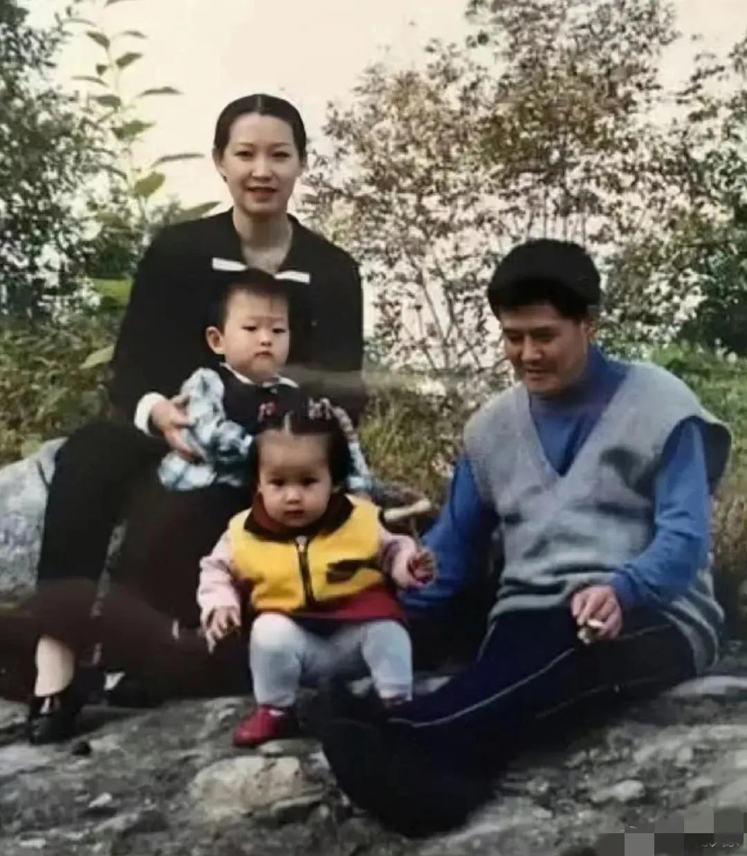 这一家四口真是没跑啊！一家五口齐了 好羡慕这一家人 这要是一家的娃 赵本山 本山